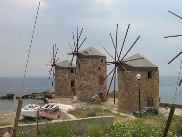 De drie gerestaureerde molens bij Chios-stad